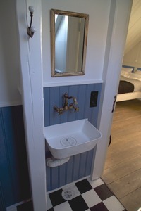 Landowners Suite w private facilities room