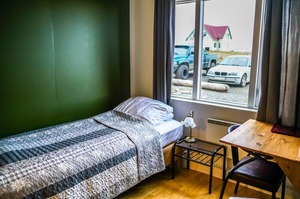 Basic single Room, View of parking lot room