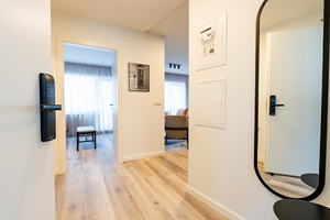 Deluxe two-bedroom apartment w/balcony room