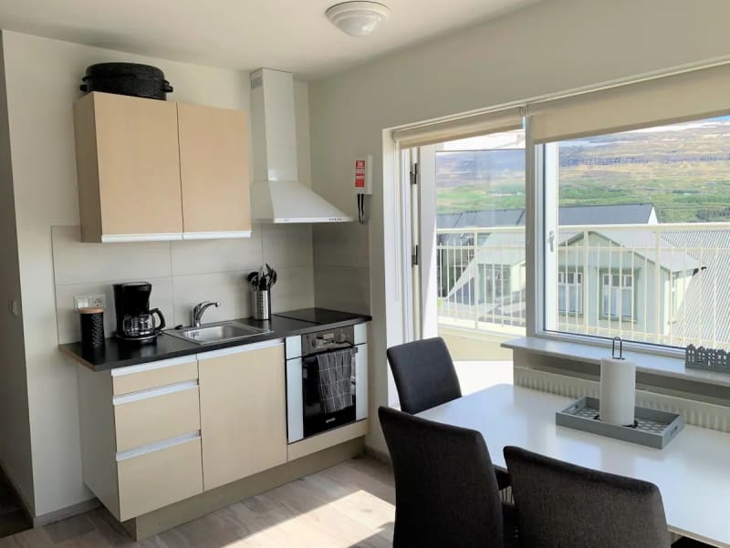 LL Properties | H81 Downtown Apartment With a View — photo 4